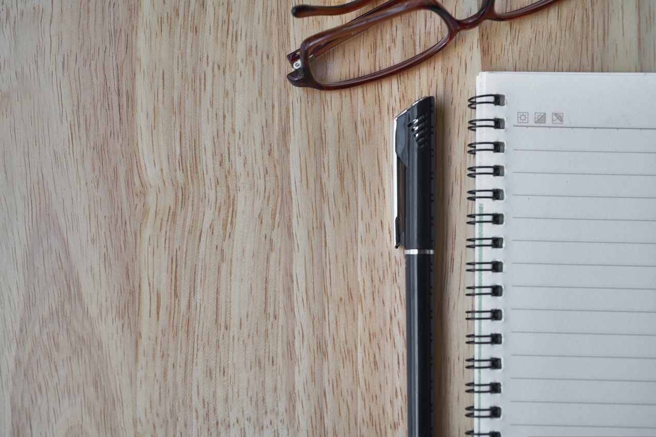 ノートとペンとメガネ