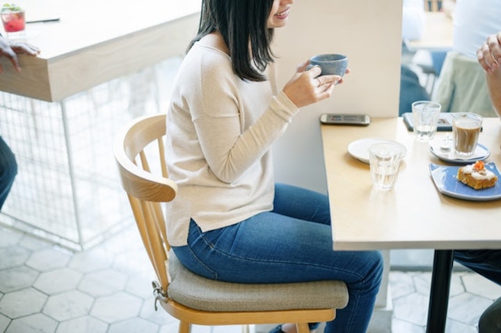 カフェと女性