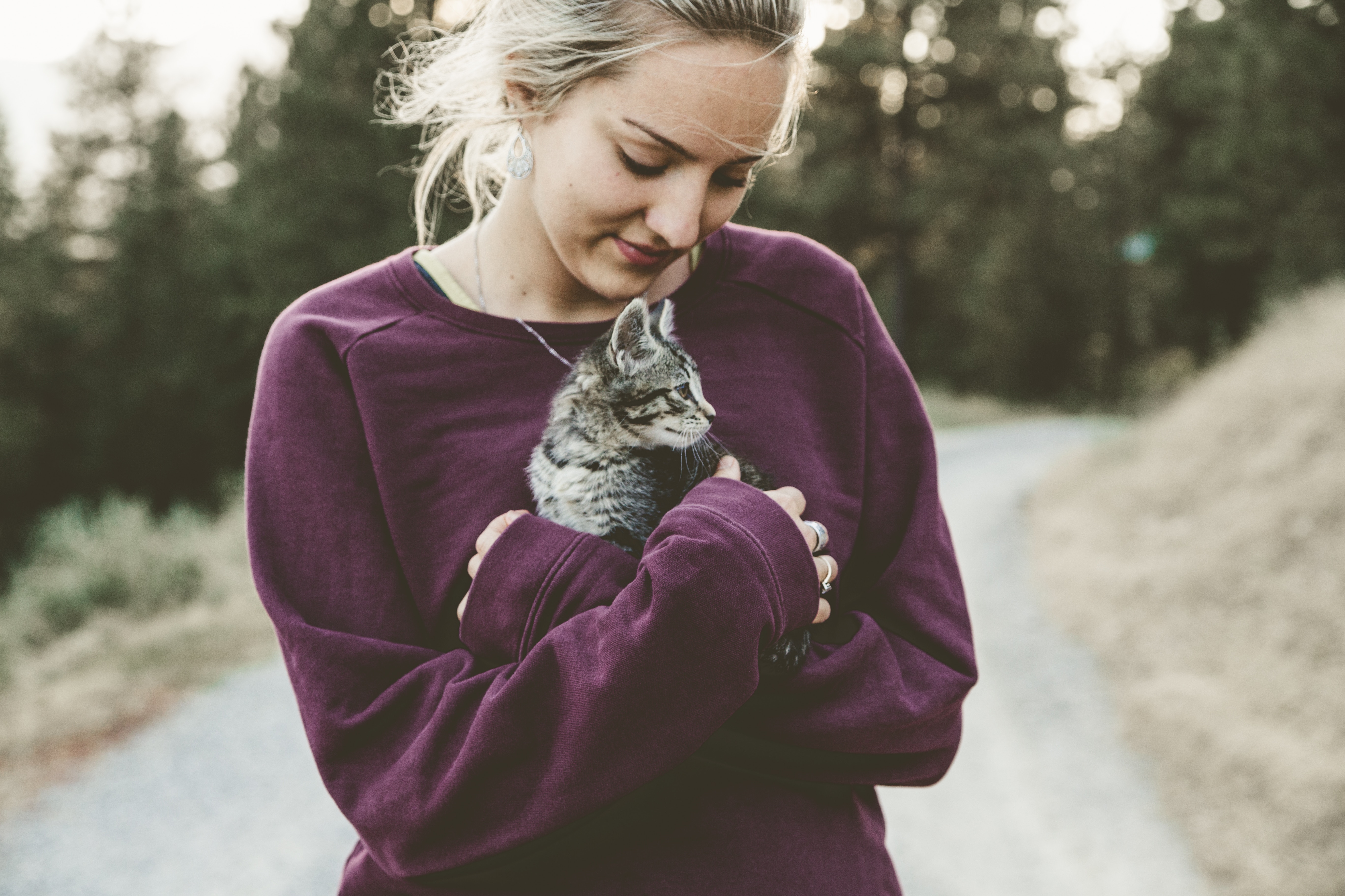 子猫を抱く女性