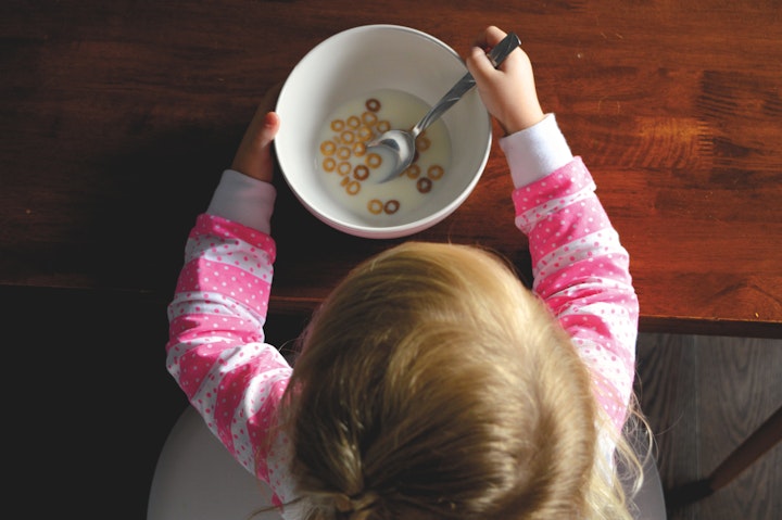 ごはんを食べる子供