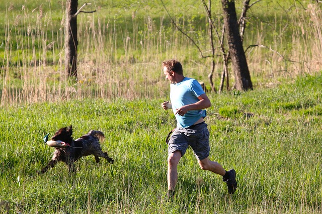 男性と犬走る