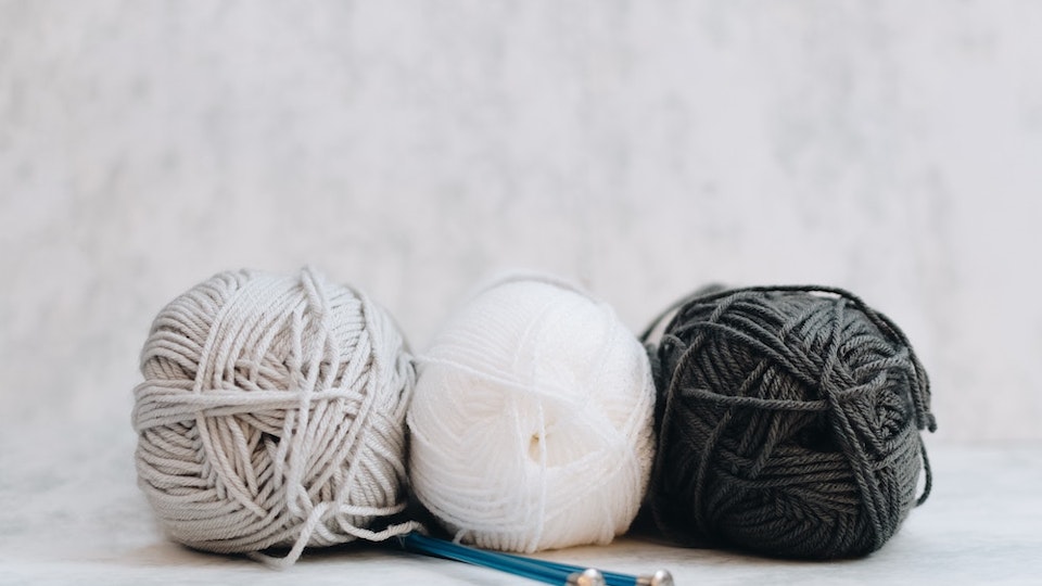 猫の毛がつかない服はどれだ!抜け毛がつきにくい素材一覧!