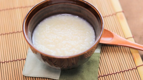 犬に甘酒を与えても大丈夫?メリットと絶対に知っておきたい注意点のアイキャッチ画像