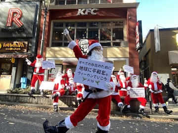 KFCの残虐行為に抗議するためサンタクロースの一団が街にやってきたのアイキャッチ画像