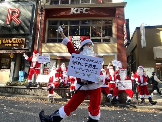 KFCの残虐行為に抗議するためサンタクロースの一団が街にやってきたのアイキャッチ画像