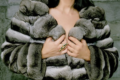 リアルファーは絶対悪!?毛皮製品の実態と自身のポリシーを考えるのアイキャッチ画像